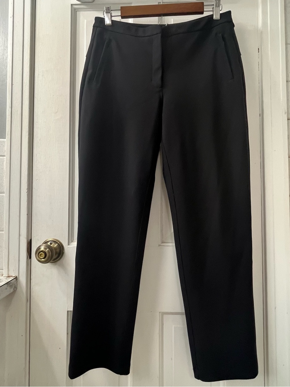 Lululemon On The Move Pants in Black. Women’s Size 8